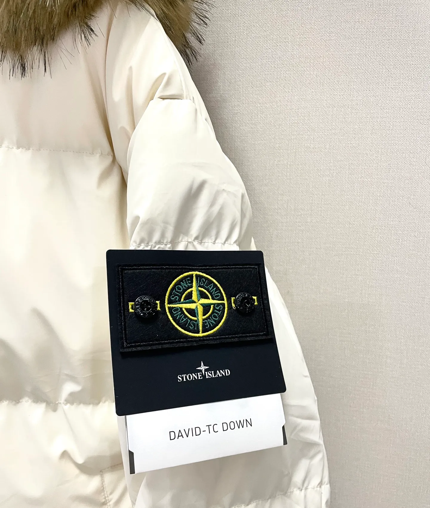 P380 Stone Island/Stone Island detachable PU fur collar simple warm cotton jacket Want to keep warm in winter and look cool? Stone Island PU cotton jacket is really not about martial ethics. The outer layer is high-grade PU leather fabric, low-key luster and not greasy, and the texture is very explosive! The wind resistance, waterproof, and warmth performance are all online 10. It is stiff and stylish to wear, and the whole person is directly boosted. The inside is thick cotton padding + detachable fur collar design. When the weather is cold, wear a hat + fur collar, and the warmth will be directly boosted; When it's not cold, remove the hat and switch to simple high-street style in an instant. The silhouette is a loose baker's style. The upper body is loose and not bloated. The shoulder line droops naturally, giving you a cool street look. Especially the reflective texture of the leather surface makes it look great when taking photos. No matter you wear it with a sweater, a sweater or a turtleneck, it will look stunning when worn casually! Paired with machete pants/dungarees/jeans, it can definitely hold your aura. It is perfect for going out on the street, night riding, and commuting. It is really the kind of ruthless character who "you can tell at a glance, and you don't want to take it off when you put it on."  One sentence summary: "The leather is tough, the fur collar is cool, cold-resistant and handsome enough." Color: black, white, blue, pink, dark gray